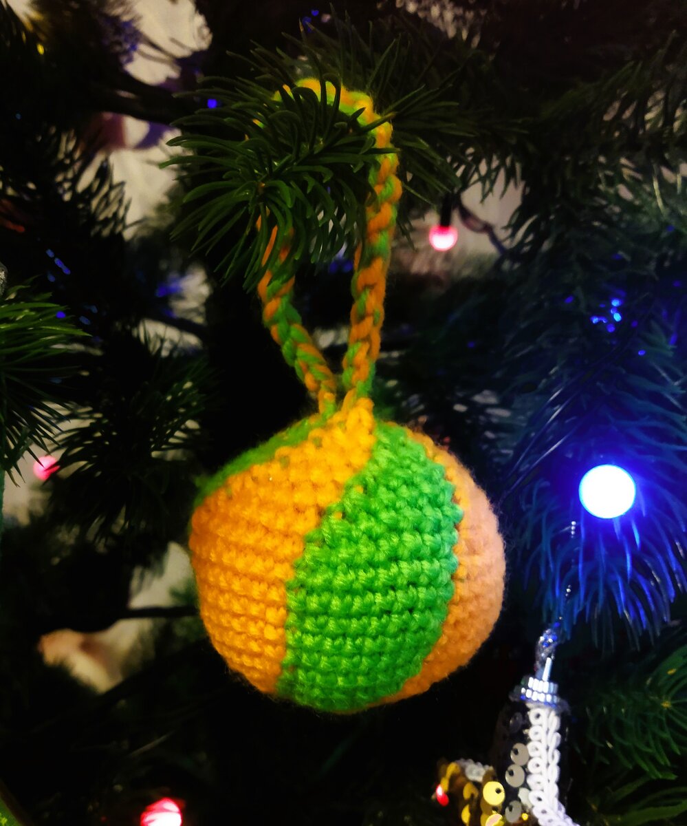 Игрушки на ёлку спицами