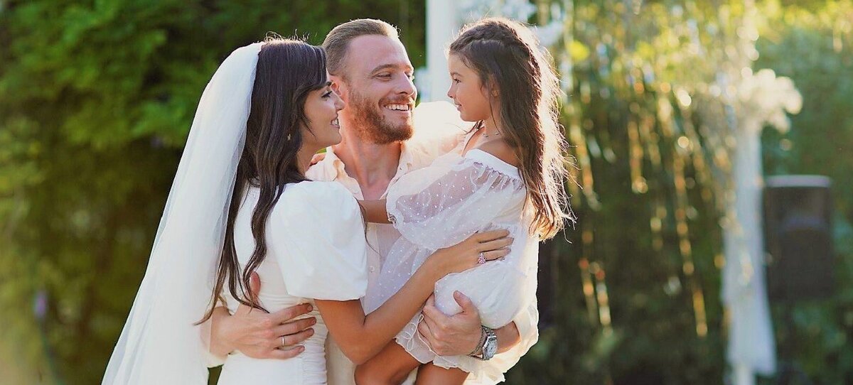 Сериал "Постучись в мою дверь". В этом сериале прекрасно всё - актёры и их игра, атмосфера, сюжет, музыка.. (картинки из интернета). 