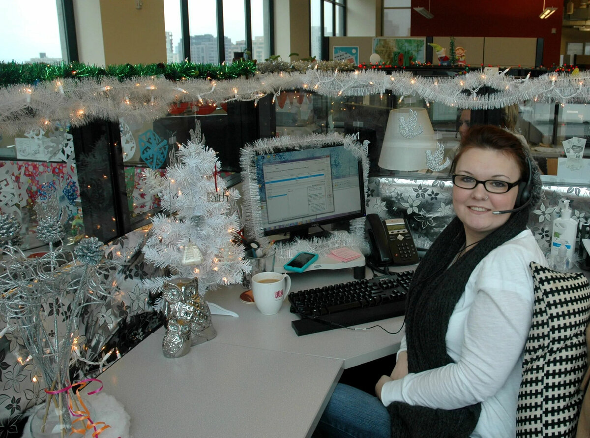 новый год на рабочем месте. украсить рабочее место к новому году. новогодний декор кабинета. новогоднее украшение рабочего кабинета. украшение офиса к рождеству.