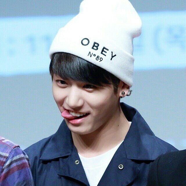 Чонгук демонстрирует, что с языком у него всё абсолютно в порядке!