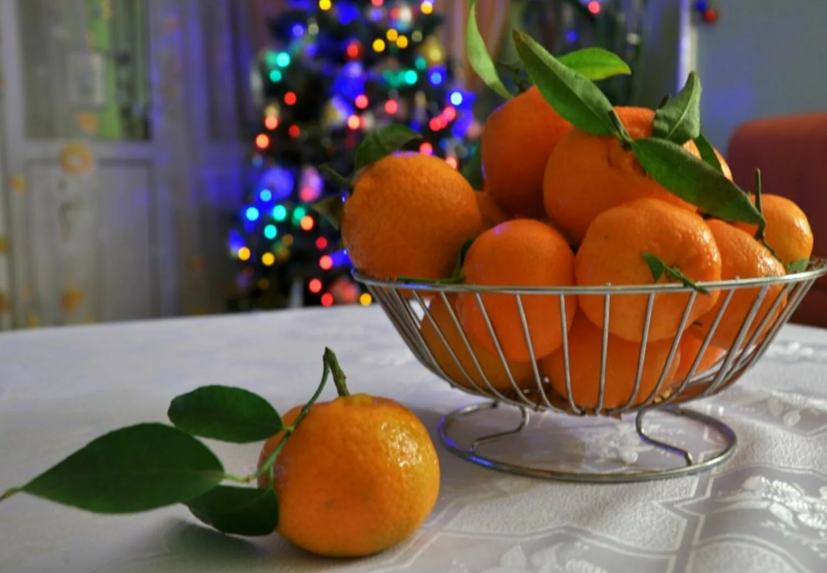 Мандарины новый год. Натюрморт с мандаринами. Мандарины на столе. Мандарины на новогоднем столе. Можно есть апельсины вечером