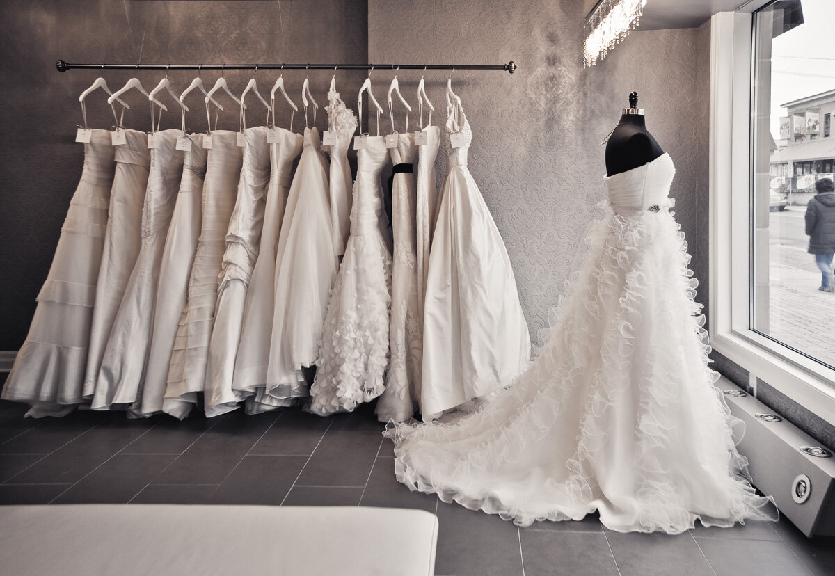 Салон проката свадебных платьев. Свадебные платья. Примерка свадебного платья. Платье на вешалке. Свадебный салон.
