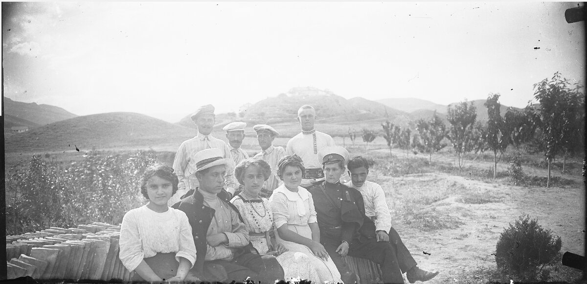 Коктебель. Дачники перед постройкой усадебного дома. Начало 1910-х гг.