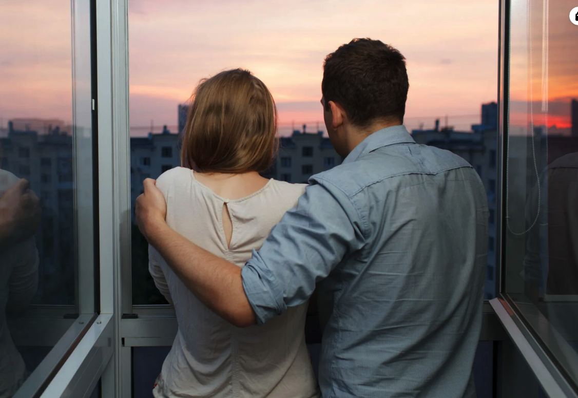 Человек в горах. Пара в путешествии. Атмосферные девушки. Любоваться заходить. Красивая женщина со спины.