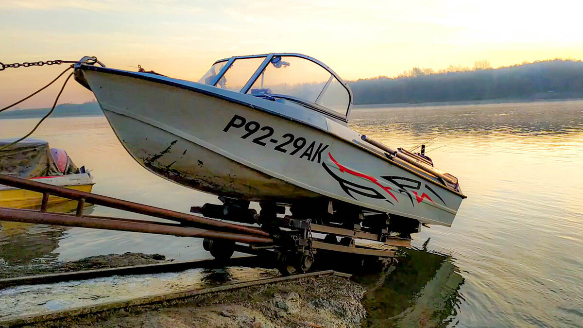 Спуск лодки на воду. 