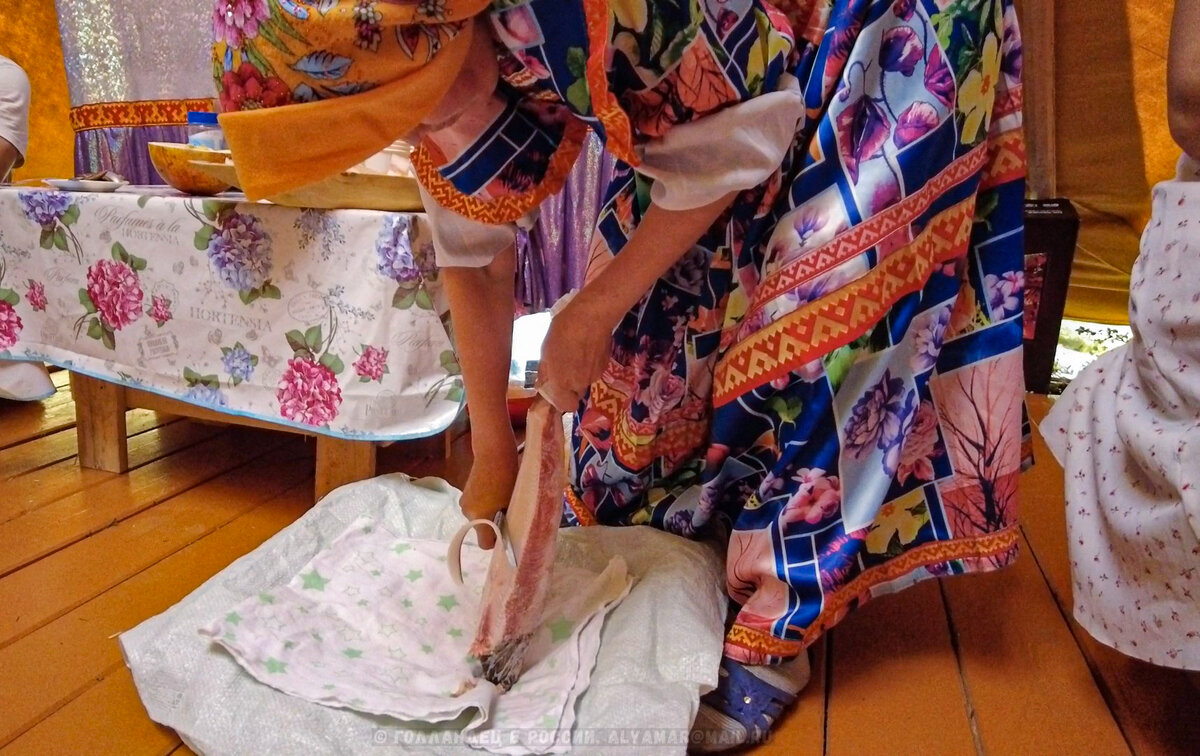 Оленеводы на Ямале готовят строганину. Фото: Голландец в России