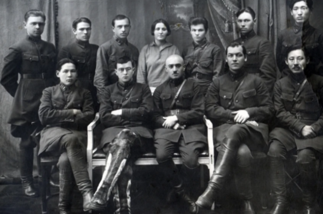    Вот эти люди переиграли японскую разведку. Крайний слева сидит Макар Яковлев, Чита. Фото: Управление ФСБ по Иркутской области.