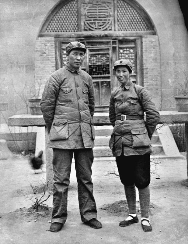 Мао Цзэдун со своей третьей женой Хэ Цзычжень. [1935-36 год]