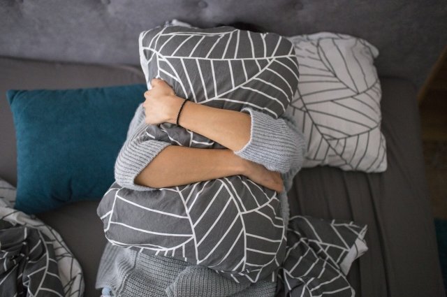    Правда ли, что человек обнимает подушку во сне, когда изменил партнеру?