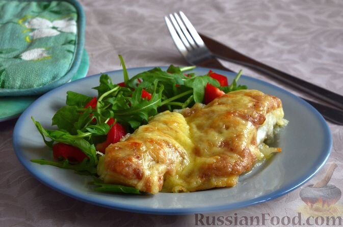 филе трески, молоко, лук репчатый, сыр твёрдый, мука, масло растительное, масло сливочное, мускатный орех молотый, корица молотая, соль
