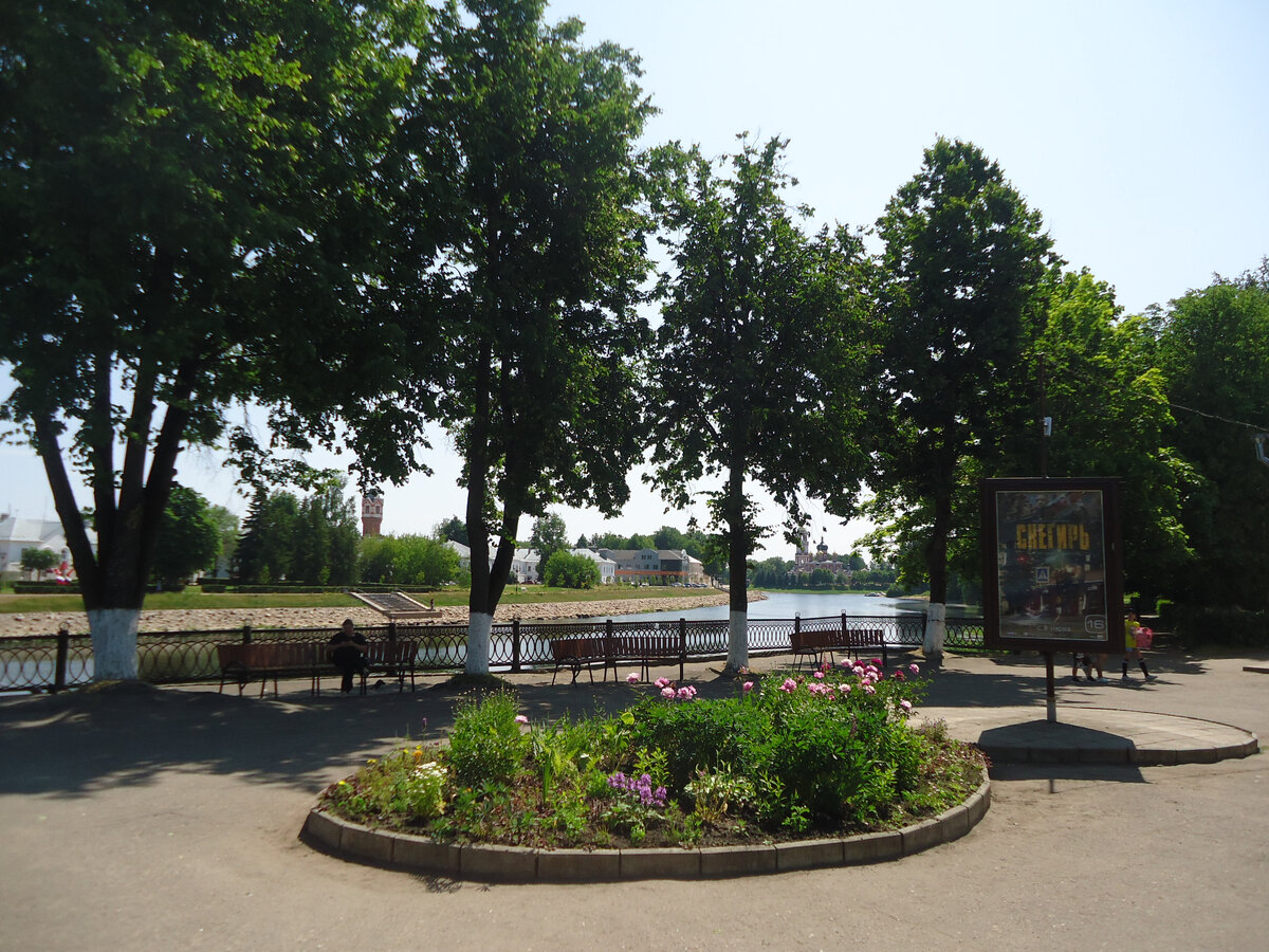 Старая Русса. Вид на реку Порусье. Набережная у киноцентра. Из архива автора.