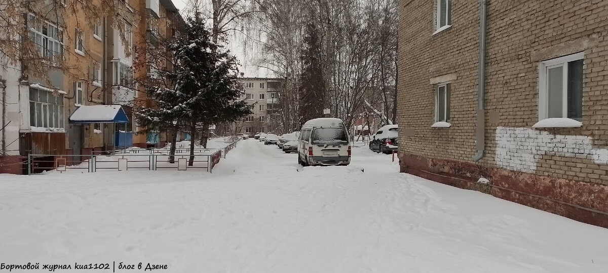 В старых двориках, которые не были рассчитаны на современное количество автомобилей, зимой, работая на автопрогреве, дымят прямо в окна первых этажей. Автор фотографии kua1102