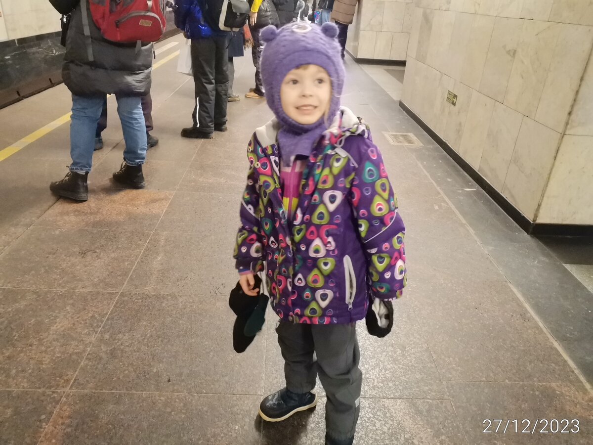 Это я пыталась сфотографировать Агнию в метро. Первый раз под землёй. Вау! 😃