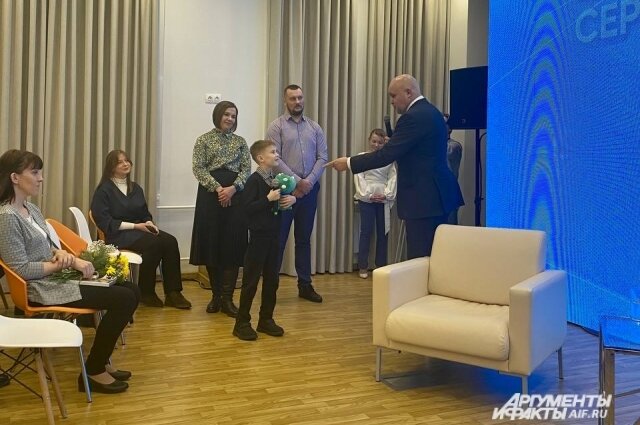    22 декабря в Кузбассе проходила пресс-конференция, на которой губернатор подарил сыну кемеровского журналиста Захару Свиридову плюшевого динозавра Кузбасика. Фото:  АиФ/ Анна Городкова
