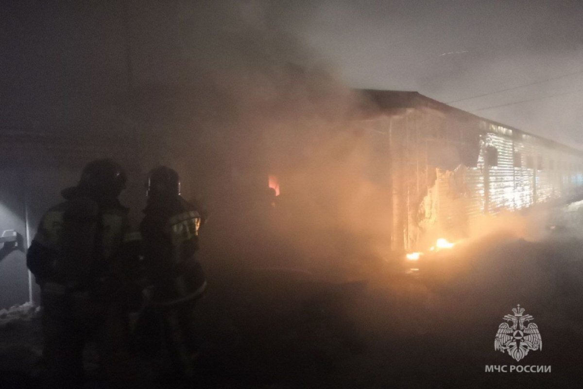    9 газовых баллонов вынесли из горящего автосервиса в Челябинске