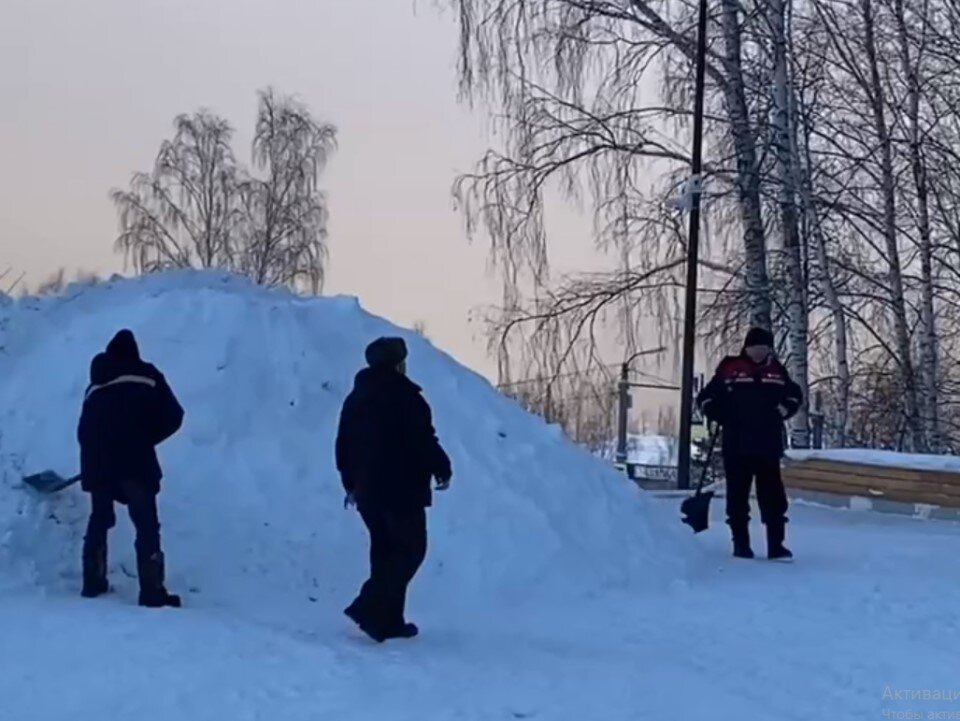     Сугроб у подножия крутой горы
