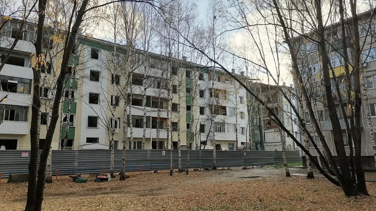     Власти Нижневартовска заявили, что после сноса пятиэтажки, где произошел взрыв газовых баллонов, состояние соседних домов улучшилось из-за уменьшения динамической нагрузки. С мнением экспертов и чиновников готовы поспорить собственники квартир.