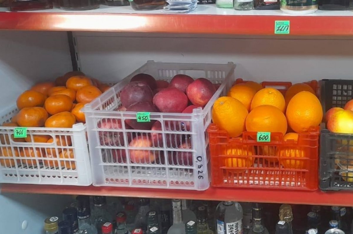 Линия сортировщик мандаринов на продажу. Трое женщин строжайший запрет килограмм мандаринов