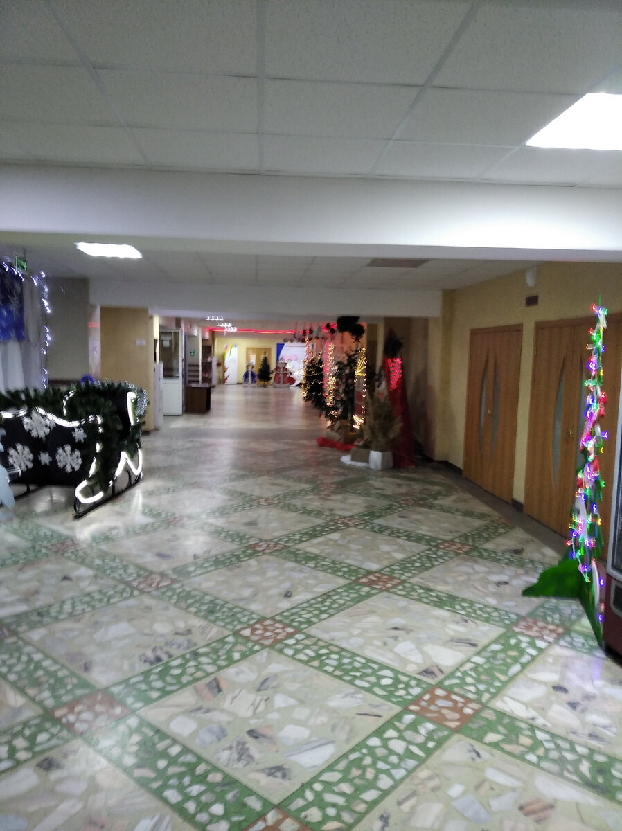 Это весь фойе со ступенек второго этажа.