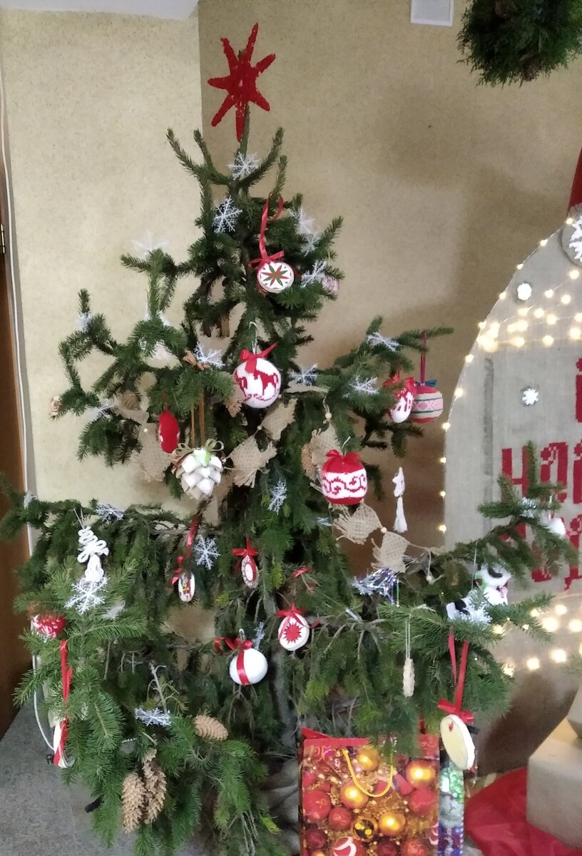 Ёлочка украшена игрушками из школы прикладного искусства.