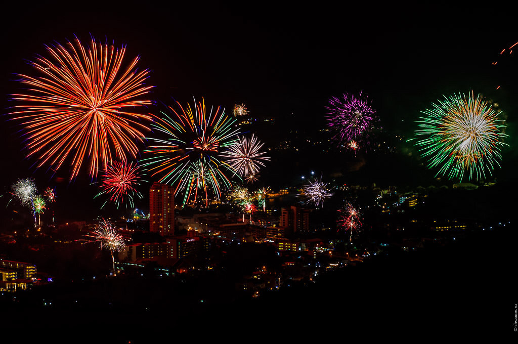 салют над харьковым. новороссийск салют 9 мая. фестиваль фейерверков в канаде. салют над архангельском. можно ли пускать салют в краснодарском крае.