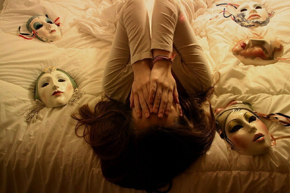 Человек скрывающий эмоции. Надеть личину. Человек в маске. Чужая личина что значит. Много масок.