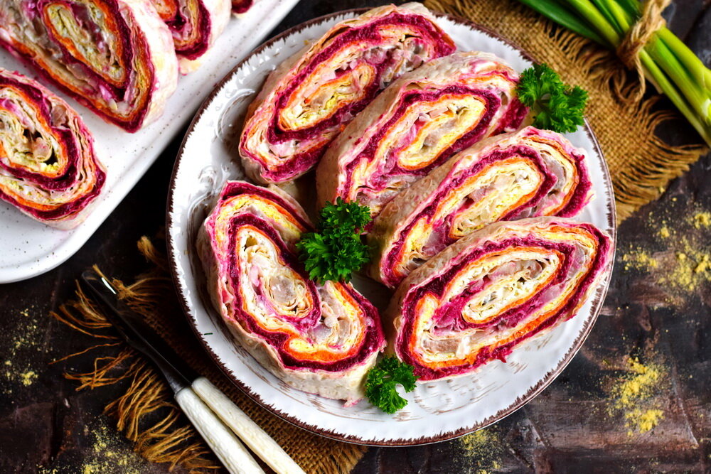 Селёдка под шубой в лаваше. Сельдь под шубой в лаваше. Сельдь под шубой в лаваше. Селедкав лаваше под шу. Салат - рулет "селёдка под шубкой".