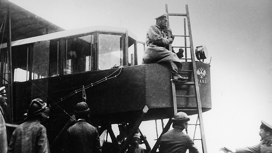 Николай II осматривает «Русский витязь» 25 июля 1913 года в Царском Селе 