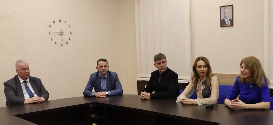 Заседает Карельский региональный штаб кандидата в президенты России В. Путина.