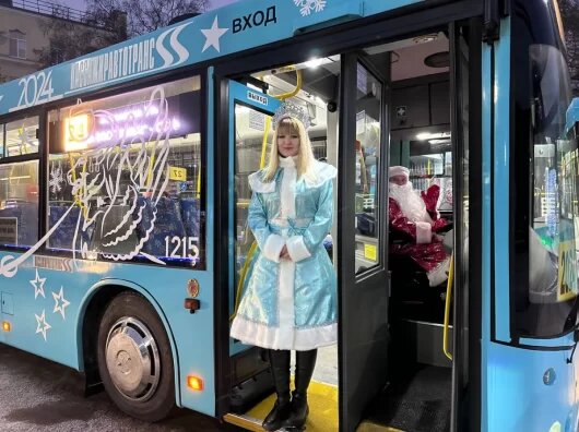    новогодний автобус // фото: tvspb.ru