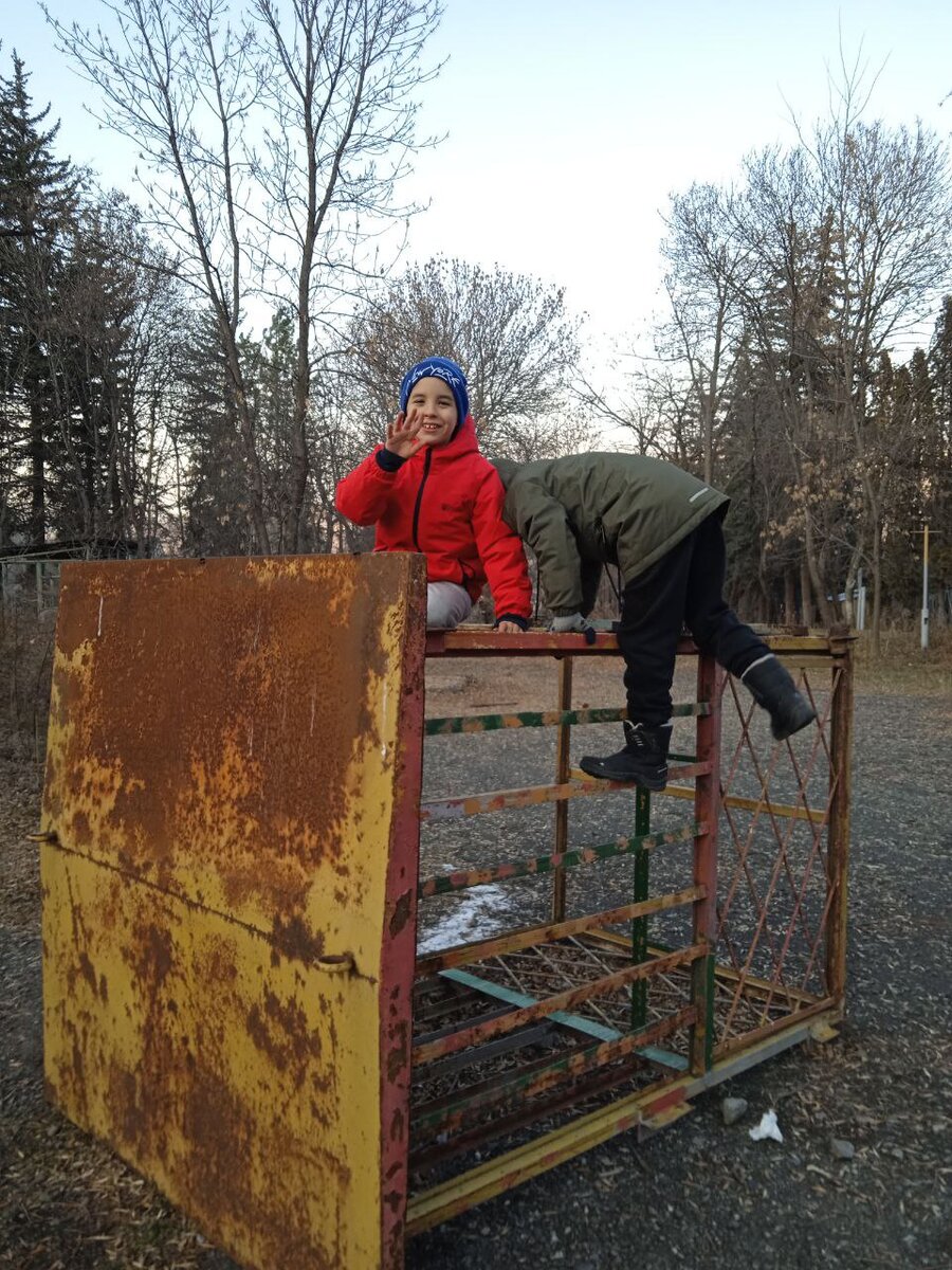 На последнем фото Лука сидит со своими трофеями на главной парковой аллее в тщетной надежде найти на них покупателя. 