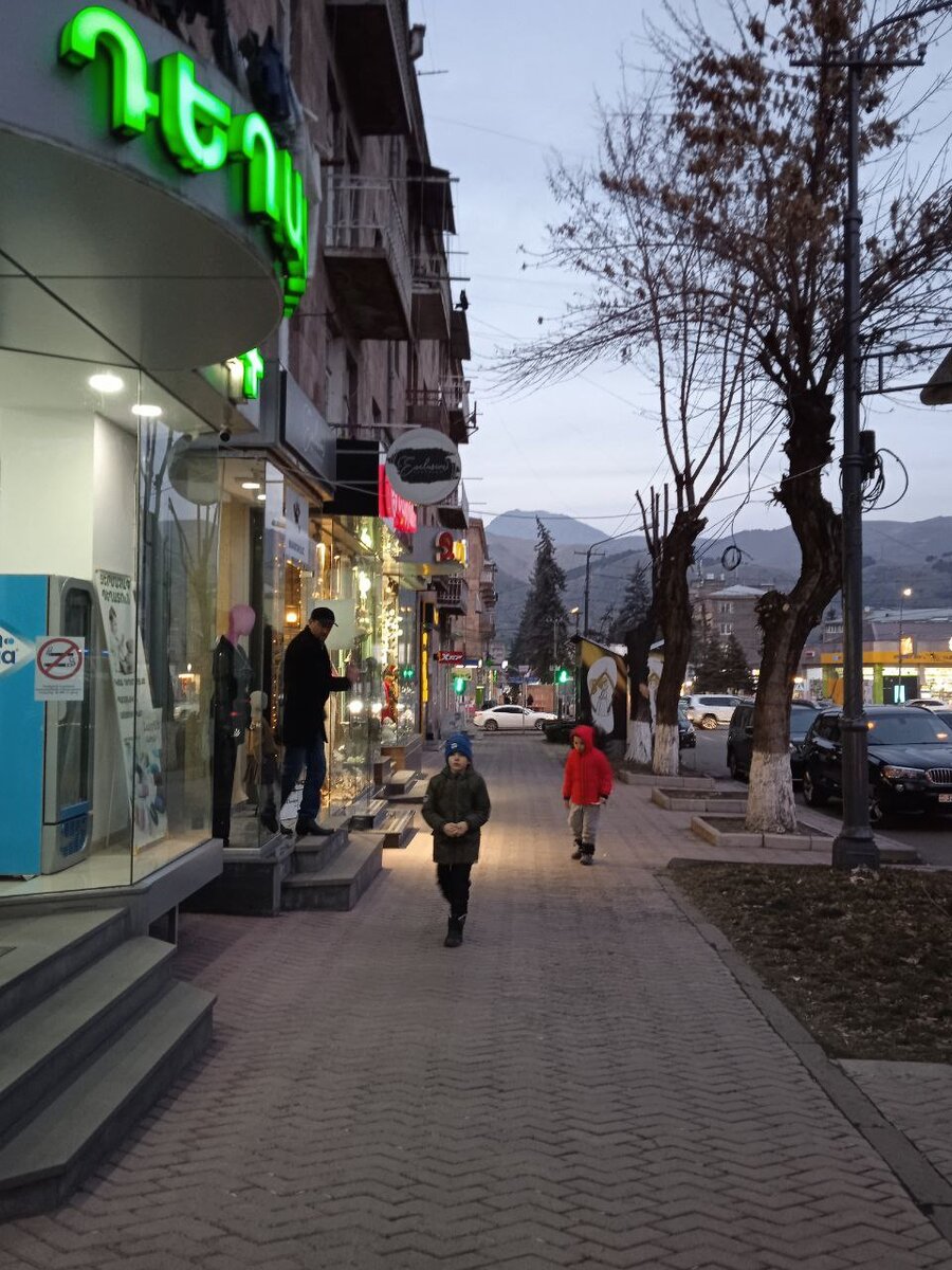 За совместное фото просят деньги, за танцы и пожелания - нет. 