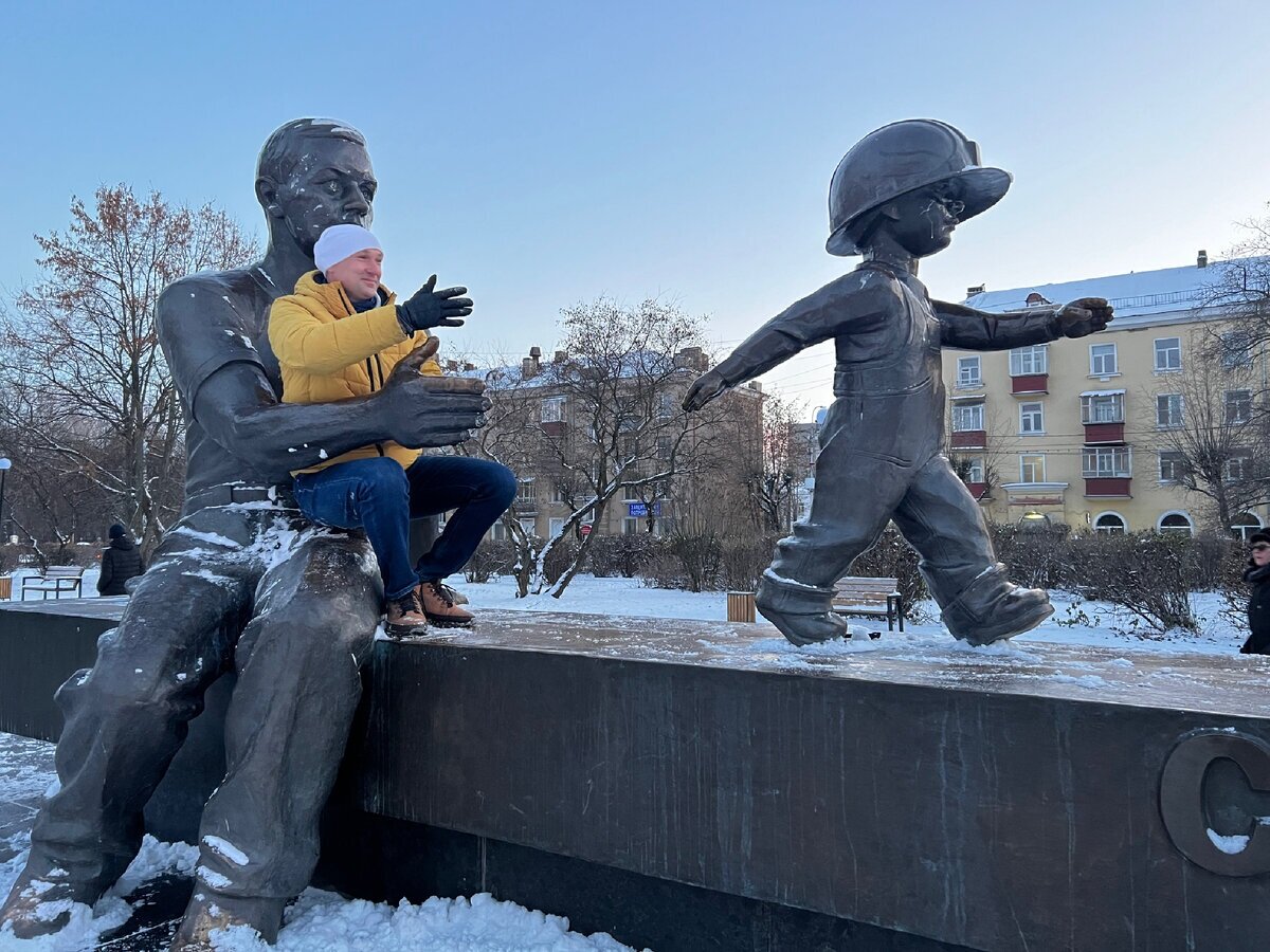 Мальчик в Череповце, проверил языком железный памятник 