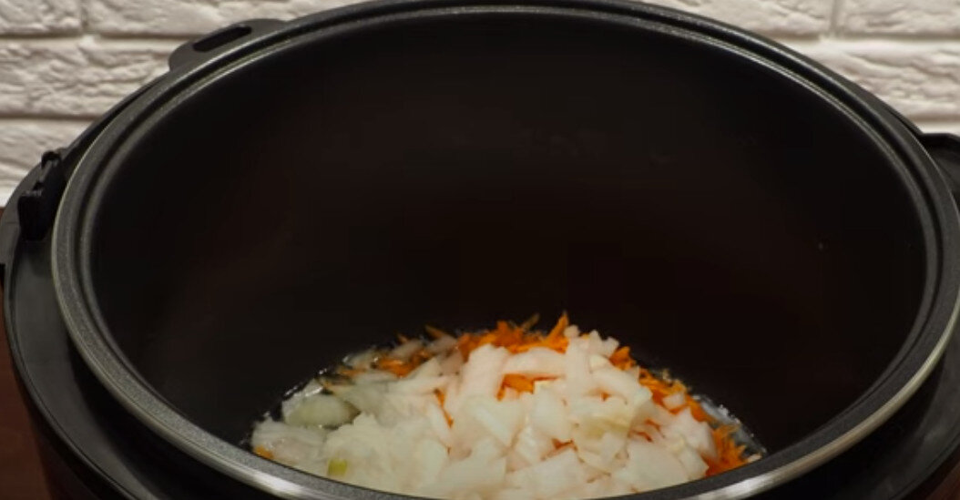 Обжарка лука и моркови