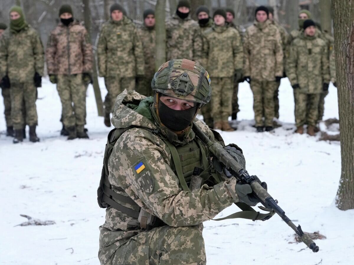    Инструктор во время тренировки военнослужащих в городском парке в Киеве© AP Photo / Efrem Lukatsky