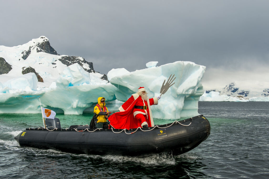    Населенность Антарктиды небольшая. В основном, это мужчины-полярники на станциях разных стран, но и там, в суровых погодных условиях, праздник ждут и отмечают.Legion-Media