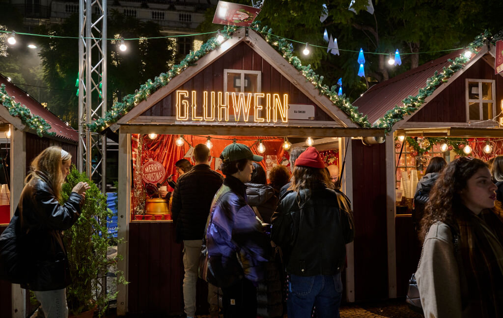   Популярный сувенир &ndash; Щелкунчик, а любимое лакомство &ndash; глинтвейн или любой горячий напиток с добавлением корицы и других специй.GettyImages
