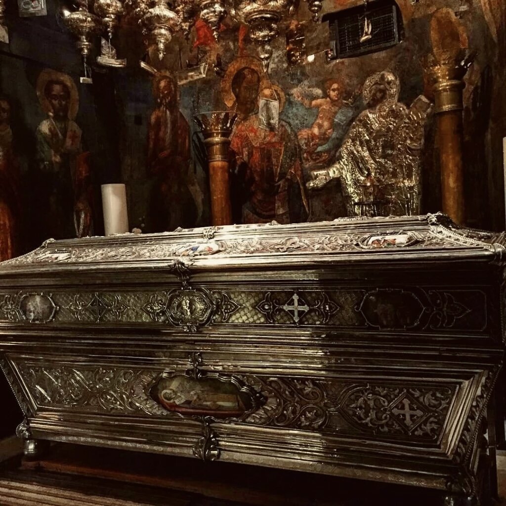 тело святого спиридона тримифунтского. десница святителя спиридона. мощи преподобного спиридона тримифунтского корфу. остров корфу мощи спиридона. святыни спиридона тримифунтского.