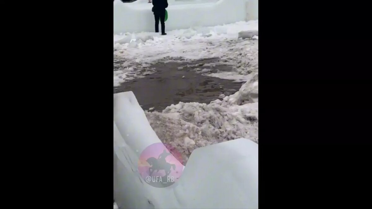     Житель Уфы показал как сейчас выглядит ледовый городок.