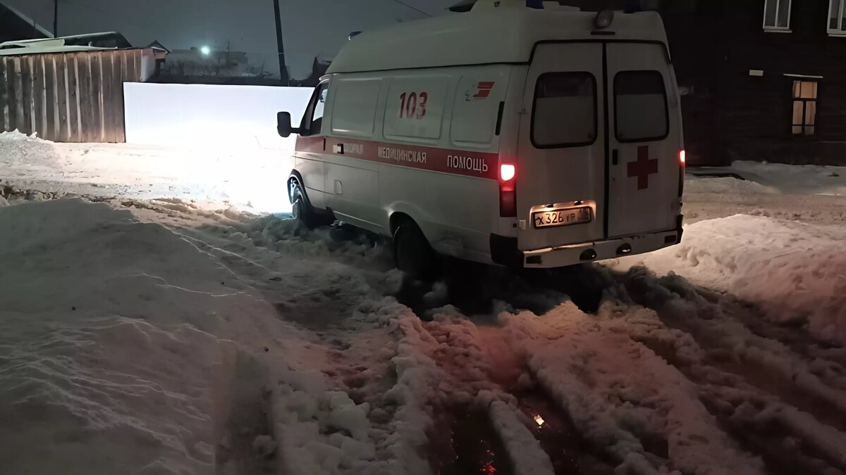     Машину скорой помощи пришлось выталкивать пятерым жителям Сарапула, иначе водитель не мог сдвинуться с места.