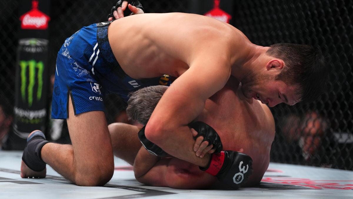    Бойцы ММА Шавкат Рахмонов и Стивен Томпсон:Cooper Neill/Zuffa LLC via Getty Images