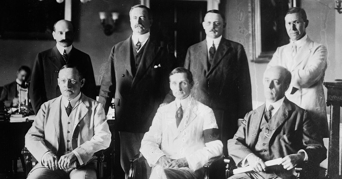 Первый совет управляющих ФРС, назначенный в 1914 г.  Фотография Bain News Service, Library of Congress 