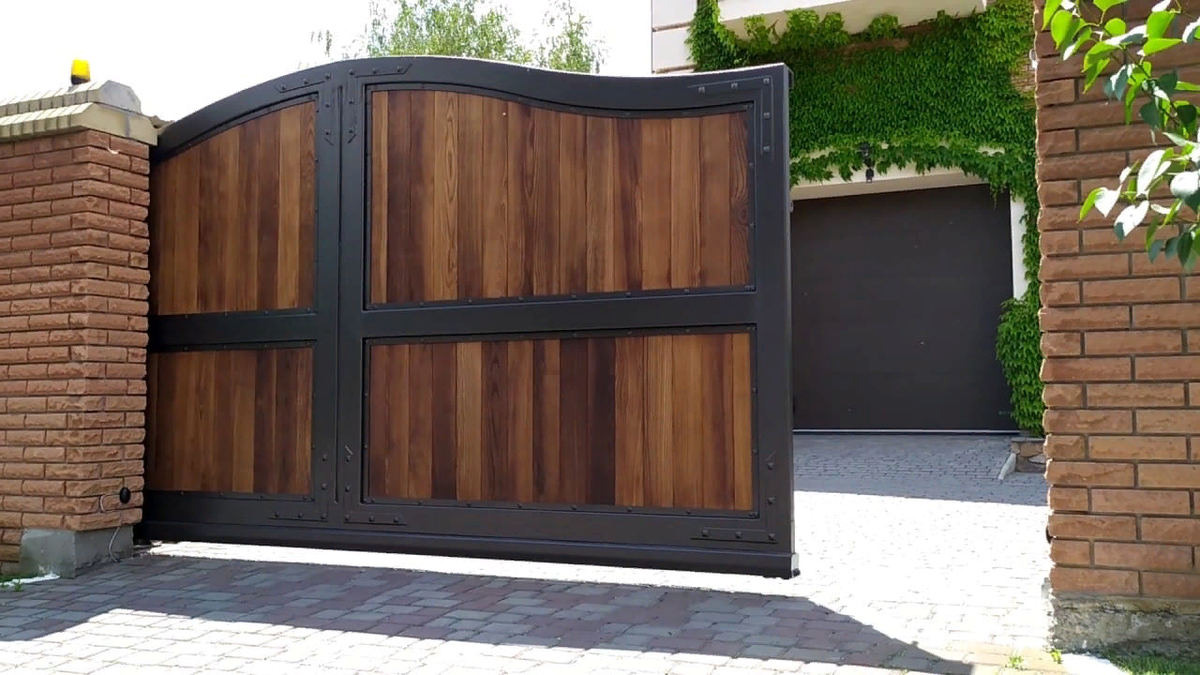 Какие ворота лучше распашные или откатные. Распашные ворота алютех с забором металлопрофиль. Откатные ворота с калиткой дорхан. Какие ворота лучше распашные или откатные. Уличные распашные ворота дорхан с калиткой.