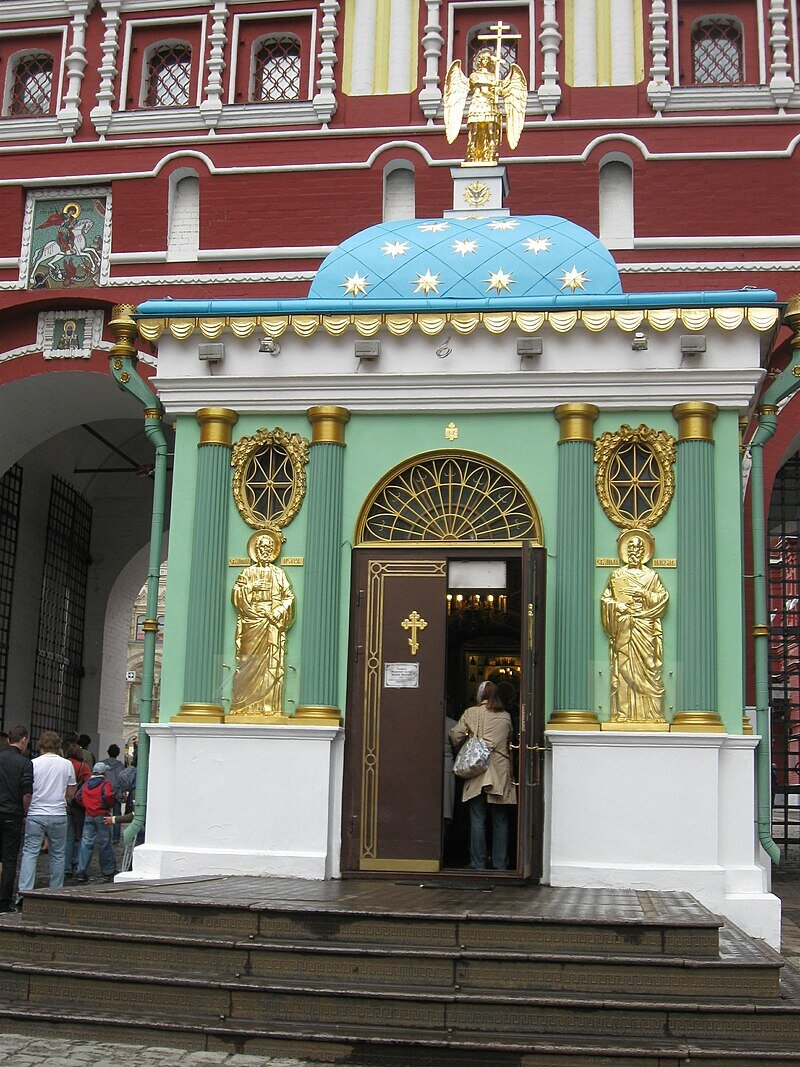 Часовня со списком Иверской иконы Божией Матери у Воскресенских ворот в Москве. Воссоздана в 1994-1995 годах