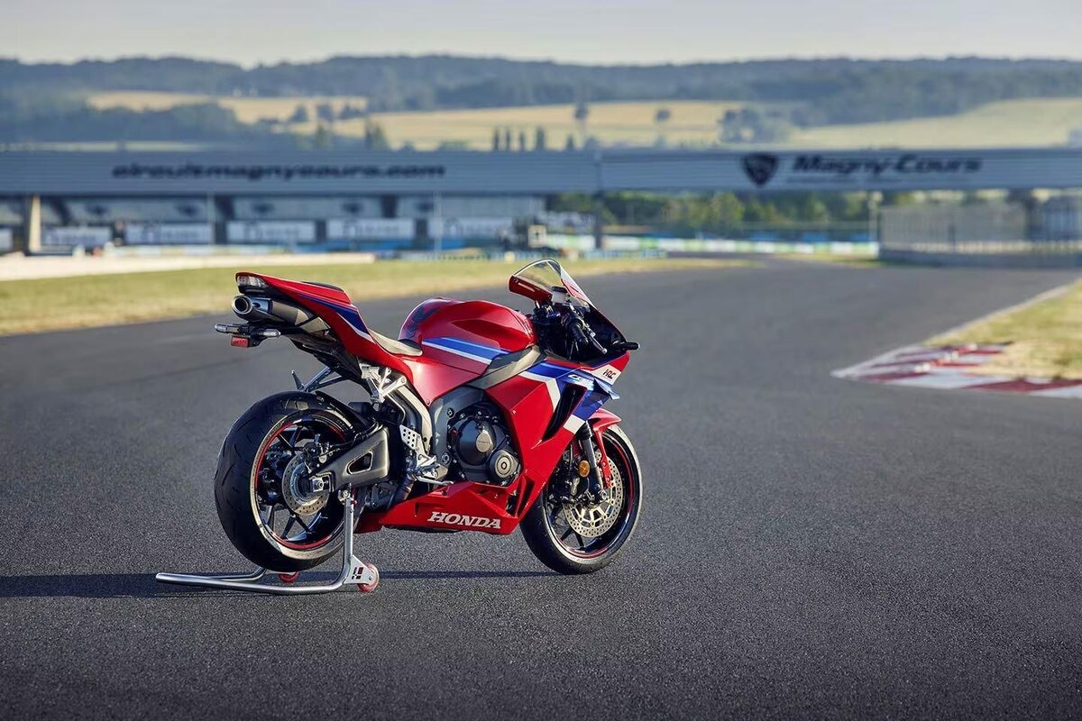 CBR 1000 RR на дыбах