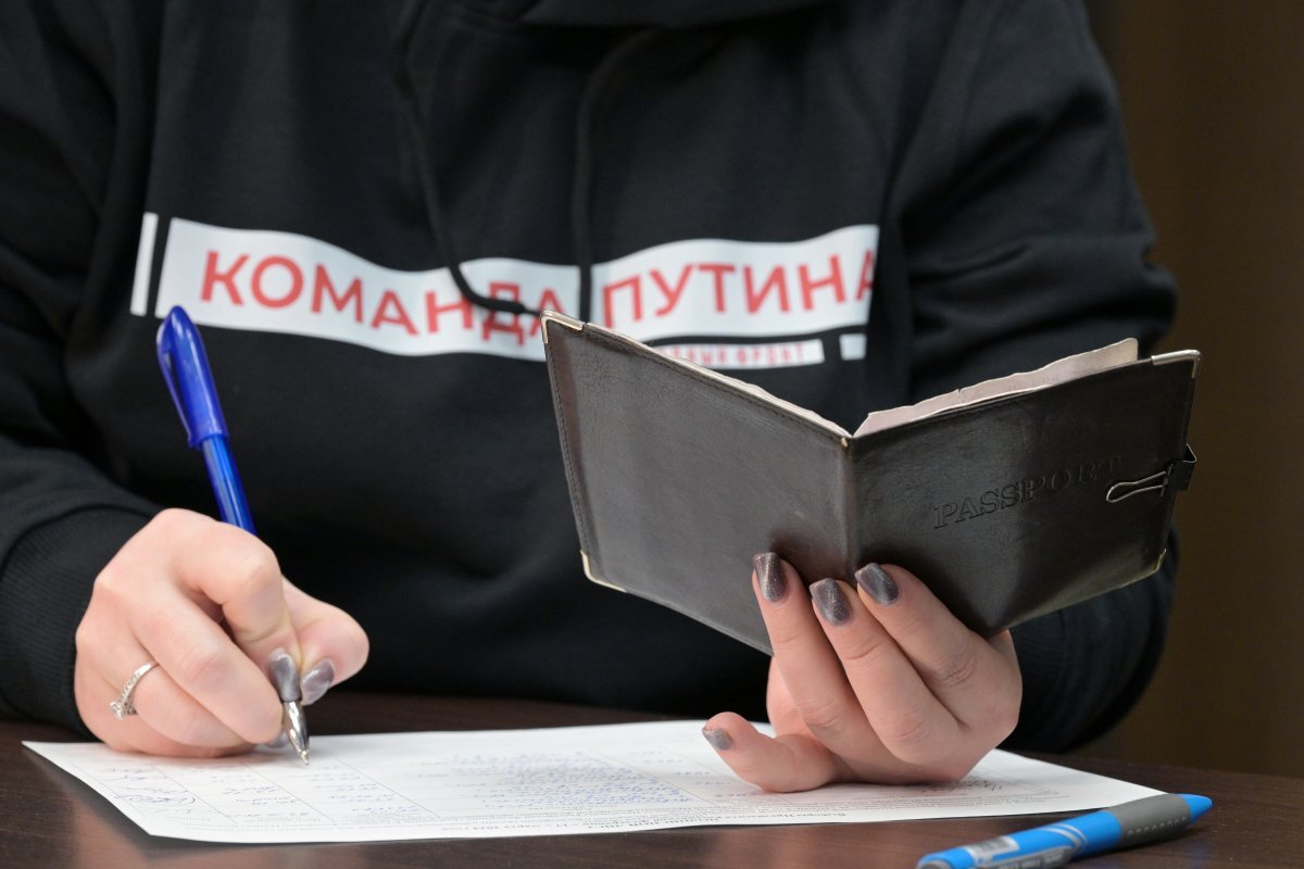    Сбор подписей Путина в новых регионах РФ идет в выездном формате