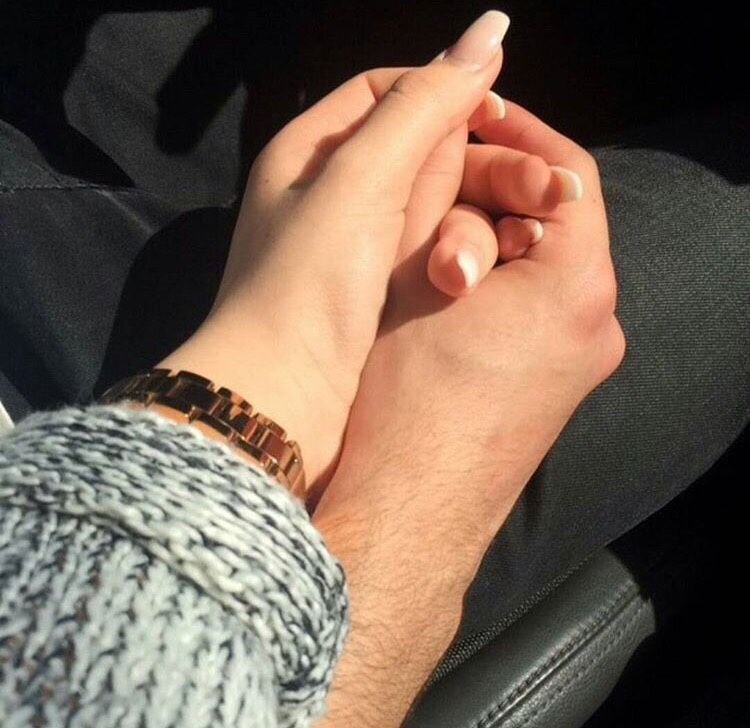 Вспоминать как рука в руке. Парни держа ься за руки. Рука в руке парень с девушкой. Вспоминать как рука в руке. Парень с девушкой за руку.