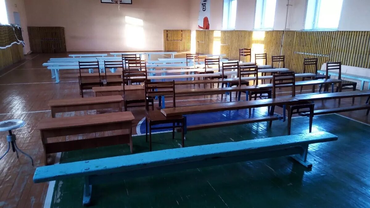     Жители Чепцы уже несколько лет ждут строительства сельского клуба. Сейчас им приходится проводить концерты либо на ж\д вокзале, либо в старом спортзале местной школы.