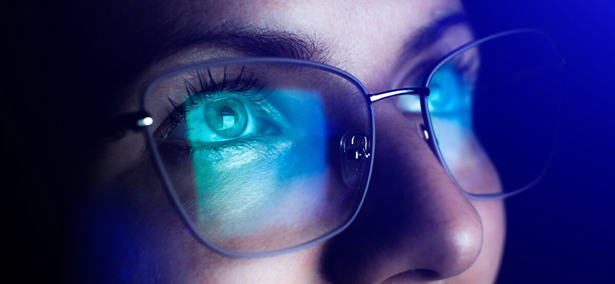 Синий свет от экрана зрение. Синий свет зрение. Глаз на синем фоне. Отражение в глазах. Синий свет зрение.