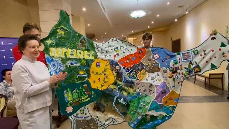    Губернатору Наталье Комаровой подарили гигантскую карту ХМАО из лоскутов